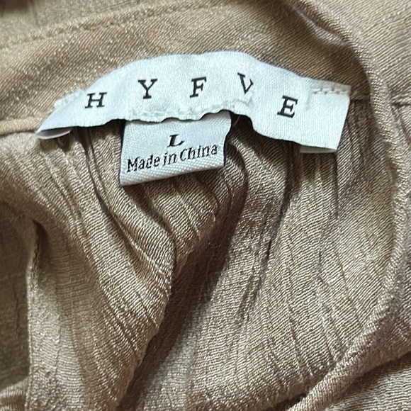 HYFVE Sz L Off the shoulder Tan airy crinkle top blouse - Picture 4 of 5